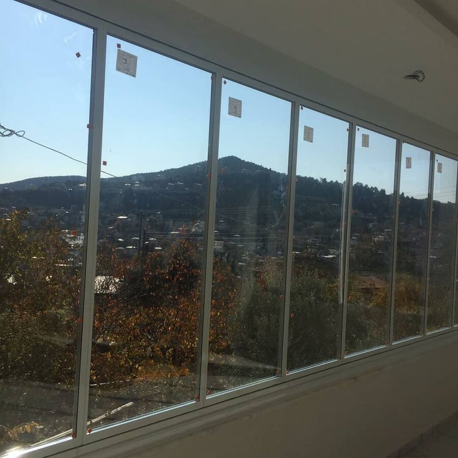Uzun balkona beyaz profilli cam balkon