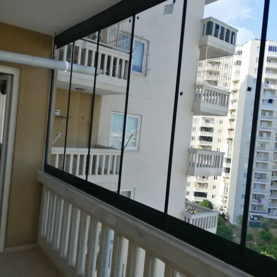 Mersin'de site dairesinde siyah profilli cam balkon uygulaması